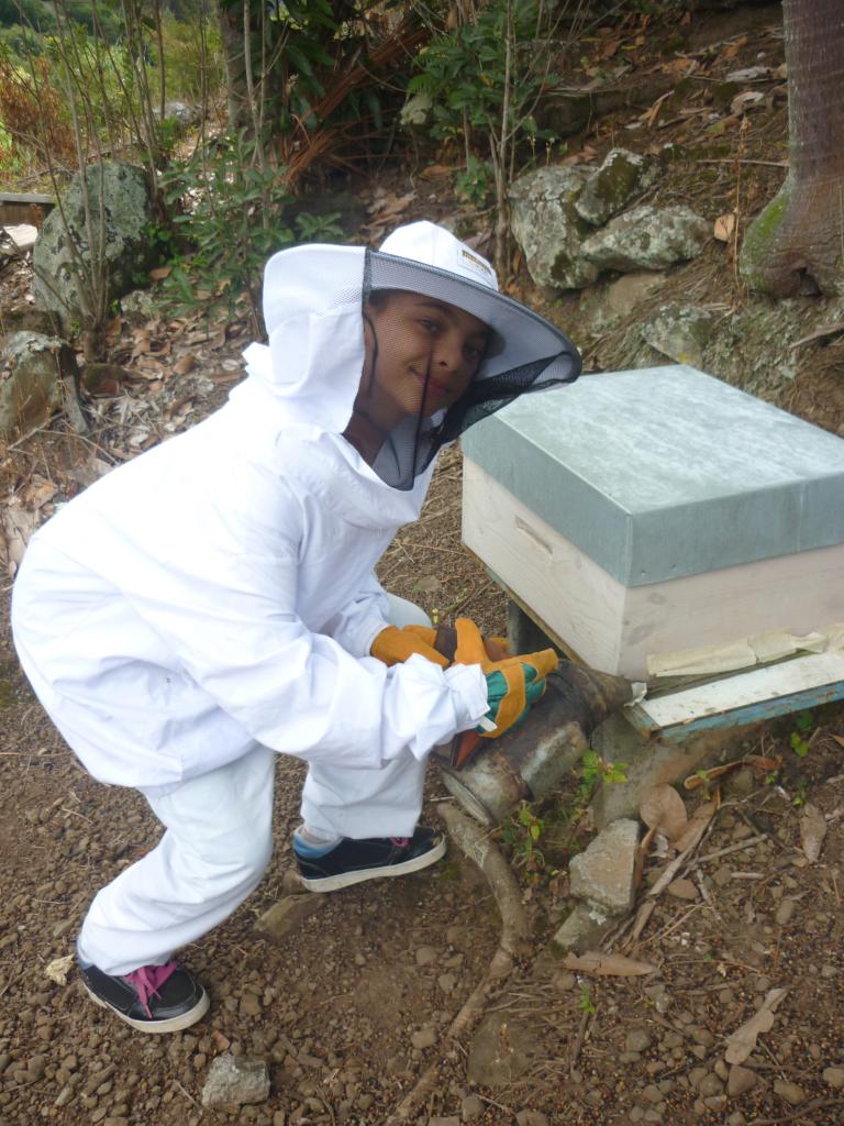 Les premiers pas de ma fille Lana en apiculture